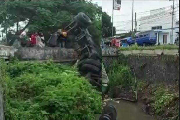 Satu unit truk kontainer terjun ke sungai usai menabrak pengendara motor di jalur Tengkorak Kabupaten Pasuruan, Jawa Timur, Jumat (4/3/2022) siang. Foto: sindonews.com.