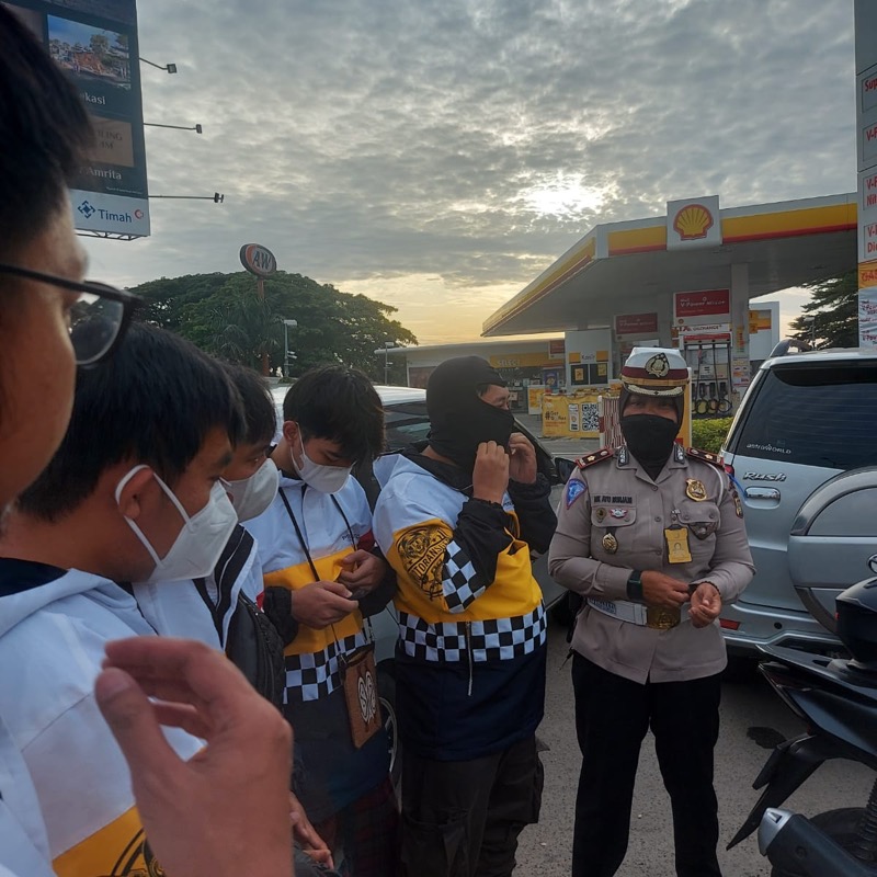 Waka Satlantas Polrestro Bekasi Kota, Kompol Ni Ayu Nurjani memberikan edukasi safety riding ke sejumlah komunitas motor. Foto: istimewa.