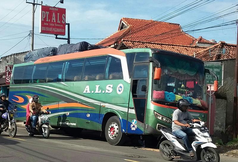 Bus ALS diperbaiki di Jalan Raya Palimanan, Kabupaten Cirebon. (Taryani)