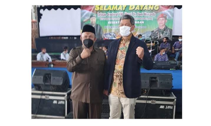 Kopral Haryanto (kiri) saat mendapat kunjungan Ketua PPAD Doni Monardo di garasi PO bus di Kudus. Foto: inews.id.