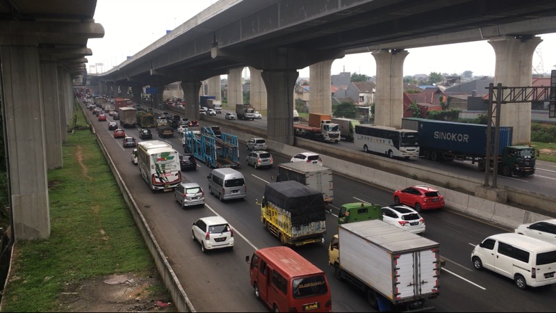 Kepdatan kendaraan mengular cukup panjang di Tol Bekasi Timur, Senin (7/3/2022). Foto: BeritaTrans.com.