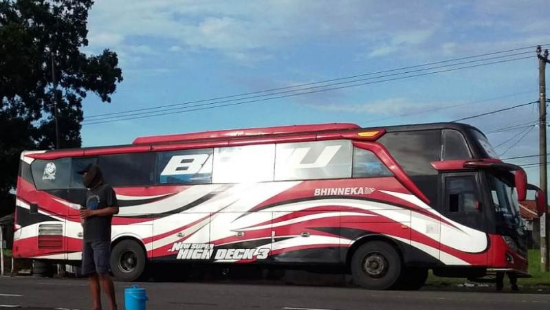 Bus Bhinneka BAYU menjemput  penumpang di Lampu Merah Bangkaloa, Kecamatan Widasari, Indramayu, Jawa Barat. (Taryani)  