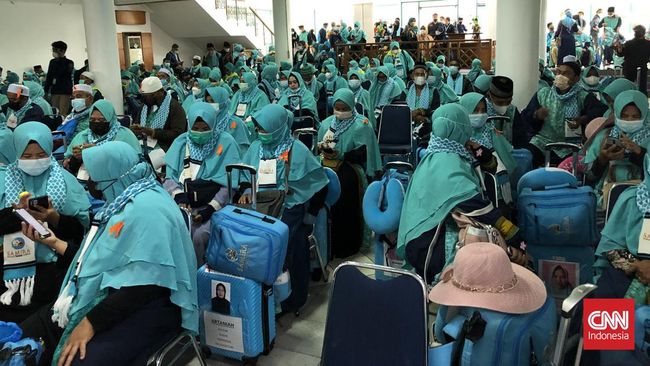 Suasana pemberangkatan calon jemaah umrah Indonesia di tengah pandemi.