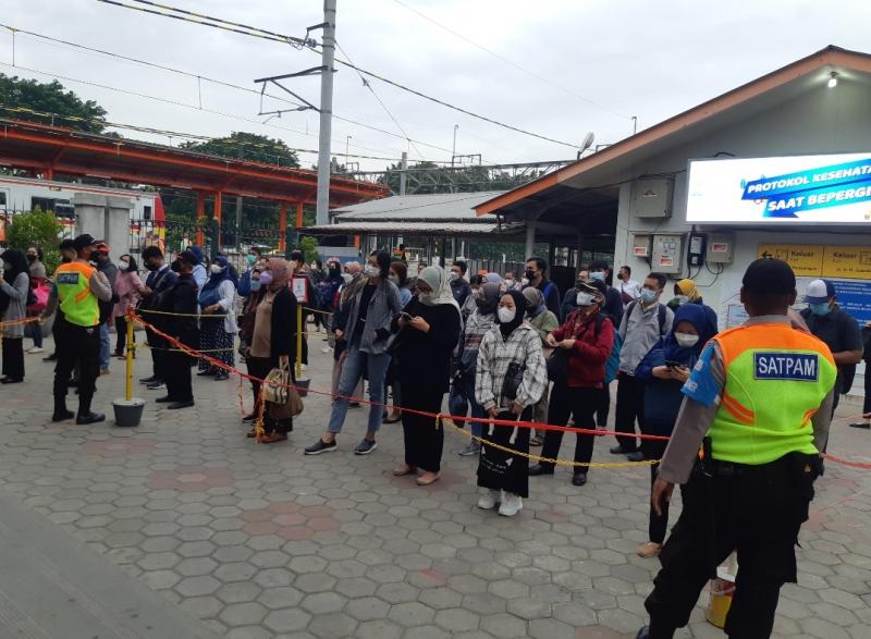 Barisan antrean penumpang KRL di Stasiun Bekasi ramai pada Senin (7/3/2021) pagi.