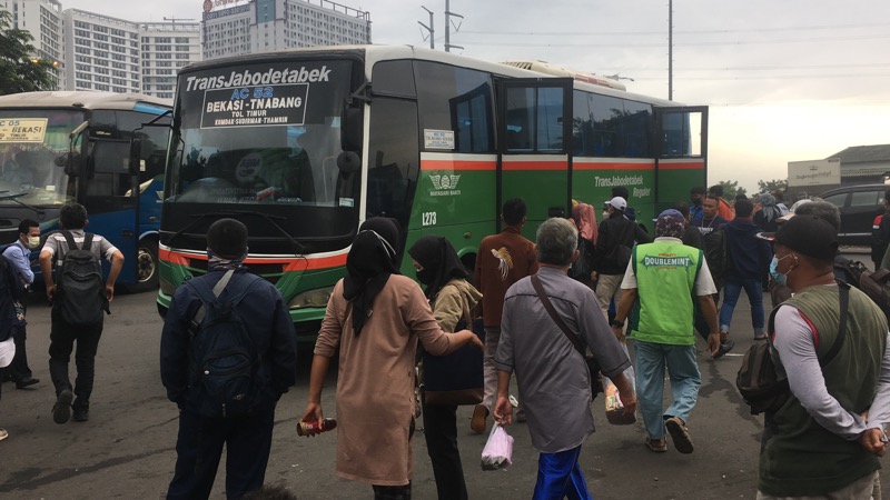 Bus kota tiba langsung diserbu penumpang di depan Gerbang Tol Bekasi Timur, Senin (7/3/2022) pagi. Foto: BeritaTrans.com.
