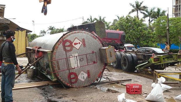 Kecelakaan truk tangki bermuatan 30 ton cairan asam sulfat di Cilegon, Banten, Senin (7/3/2022). (Ist)