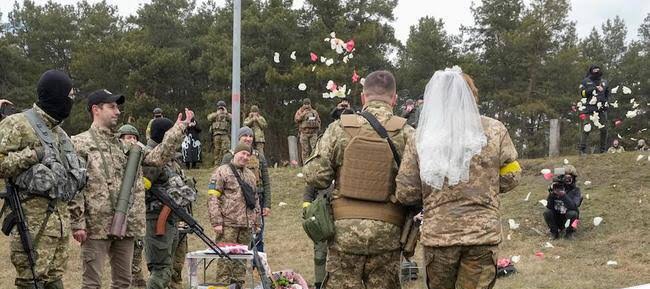 Pasangan tentara Ukraina menikah di tengah konflim memanas. Foto: istimewa.