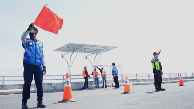 Pembangunan PLTS sebagai wujud kolaborasi dan sinergi BUMN dalam mendukung Presidensi G20 Indonesia Tahun 2022 ini ditargetkan rampung pada Juli 2022. (Foto:Suara.com)