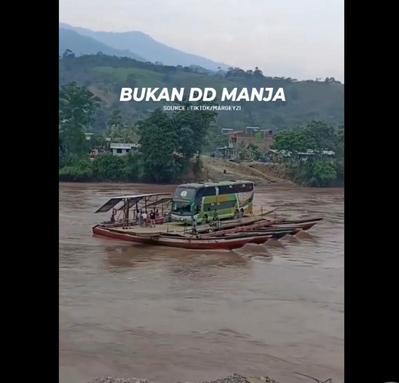 Potongan gambar dari video yang memperlihatkan sampan getek penyeberangan sungai mengangkut sebuah bus Double Decker. (Ist) 