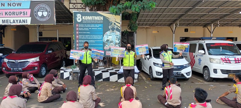 Satlantas Polrestro Bekasi Kota sosialisasi keselamatan berkendara kepada Pramuka Saka Bhayangkara. Foto: istimewa.