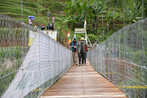 Gubernur Jabar, Ridwan Kamil saat meresmikan jembatan Cinta di Kabupaten Bandung Barat. (Foto:Dok.Humas Pemda Jabar)