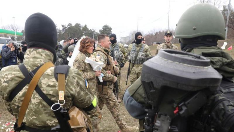 Pasangan tentara Ukraina menikah di tengah perang.