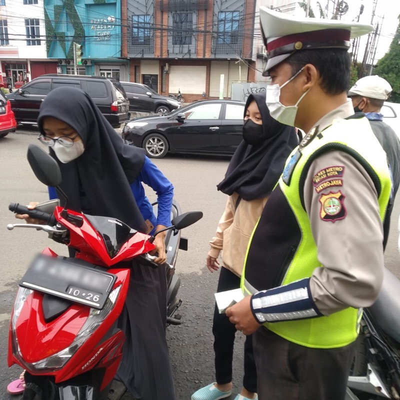 Unit lalu lintas Polsek Jatiasih di terus menggelar sosialisasi Operasi Keselamatan Jaya 2022 dalam kamseltibcarlantas di jalan Raya Jatiasih tepatnya TL Komsen, Selasa (8/3/2022) mulai pukul 09.00 pagi. Foto: istimewa.