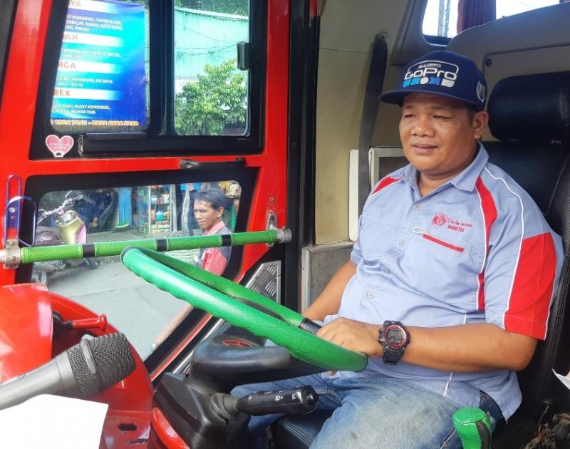 Zulfikar pengemudi bus PO Sinar Dempo akan mengangkut penumpang dari Terminal Bekasi menuju ke Pagar Alam.