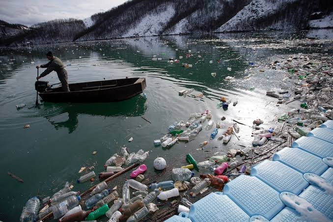 Perserikatan Bangsa-Bangsa (PBB) kini menjajaki lahirnya perjanjian tentang polusi plastik global pertama di dunia, menggambarkannya sebagai langkah terpenting sejak perjanjian iklim Paris 2015. Foto: istimewa.