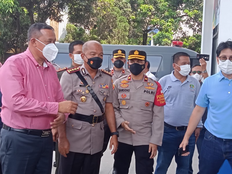 Kapolrestro Bekasi Kota dan Plt Wali Kota Bekasi meninjau vaksinasi di PT Mangun Jaya Bantargebang, Bekasi. Foto: istimewa.