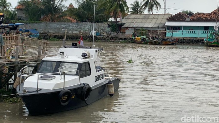 Kapal Patroli Polairud Karawang dikerahkan mengevakuasi 18 ABK dan nahkoda KM Putra Barokah SN di perairan Tanjung Sedari, Karawang. (Foto:detik.com)