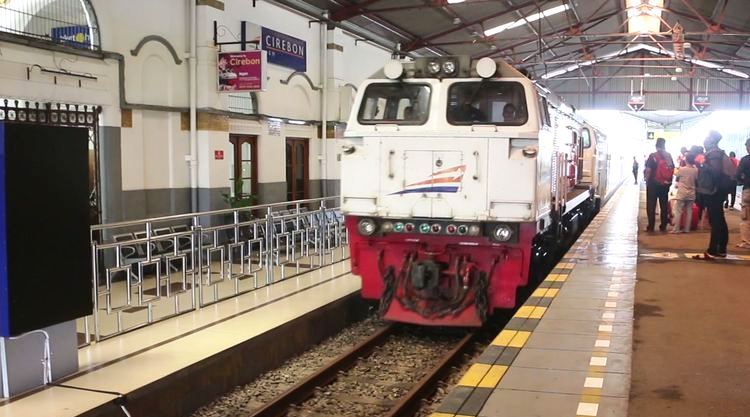 Salah satu kereta api yang berhenti di Stasiun Cirebon. (Ist.)