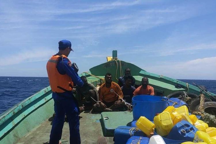 Satu kapal ilegal asing berbendera India mengangkut delapan ABK ditangkap Polairud saat mencuri ikan di perairan laut Kawasan Pulau Rusa Aceh Besar, Senin (07/03/2022).(Dok Polairud Polda Aceh)