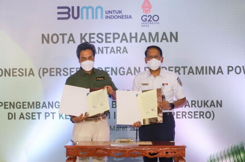 Direktur Utama PT. Kereta Api Indonesia (persero) Didiek Hartantyo (kanan) dan Chief Executive Officer Dannif Danusaputro (kiri) menunjukan nota kesepahaman yang telah Ditandatangani.