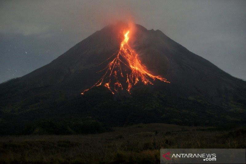 Gunung Merapi mengeluarkan awan panas guguran dipotret dari Srumbung, Magelang, Jateng, Kamis (6/5/2021). (Foto:ANTARA) 