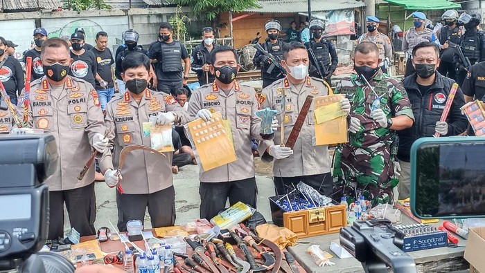 Petugas menunjukan barang bukti hasil razia. (Foto:detik.com)