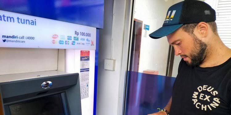 Seorang turis asal Rusia, Konstantin Ivanov, mendapati ATM-nya terblokir saat mencoba menarik uang tunai dari sebuah mesin ATM di Bali. Foto: merdeka.com.
