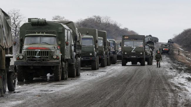 Konvoi militer Rusia sepanjang puluhan kilometer di dekat Ibu Kota Kyiv, Ukraina, terlihat dibubarkan dan dipindahkan menyusul perlawanan sengit dari Kyiv. 