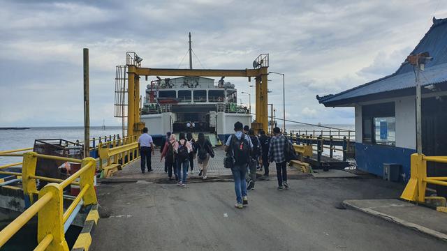 Suasana di Pelabuhan Lembar, Lombok NTB. Jumlah penumpang meningkat usai pemerintah mencabut aturan wajib tes Covid-19. (Foto:Liputan6.com)