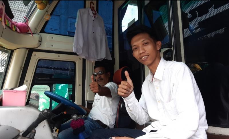 Kedua sopir bus PO Sempati Star Agra dan Bram saat memulai perjalanan dari Terminal Bekasi, Jumat (11/3/2022).