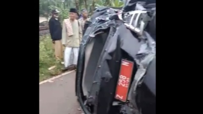 Mobil dinas pejabat ringsek atau rusak berat tertemper kereta api. (Foto:tvone)