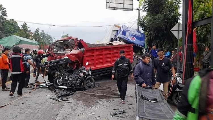 Kendaraan yang terlibat tabrakan beruntun di ruas jalan Semarang – Solo. (Foto:Dok.Humas Polda Jateng)