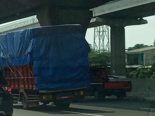 Truk mogok di tengah jalan tol Cikampek arah Jakarta, Jumat (11/3/2022) siang. Foto: BeritaTrana.com dan Aksi.id.