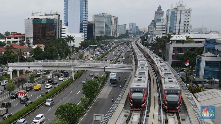 Foto udara gerbong kereta Light Rail Transit (LRT) terparkir di jalur Pancoran, Jakarta.