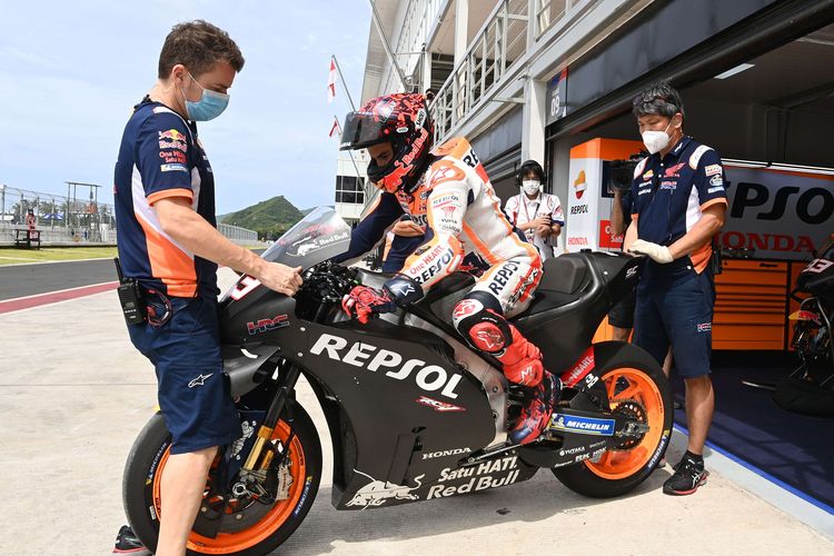 Pembalap Repsol Honda Team MotoGP Marc Marquez bersiap menuju lintasan pada hari kedua tes pramusim MotoGP 2022 di Pertamina Mandalika International Street Circuit, Lombok Tengah, NTB, Sabtu (12/2/2022). Sesi tes pramusim di sirkuit Mandalika tersebut akan berlangsung hingga Minggu (13/2/2022). Foto: kompas.com.