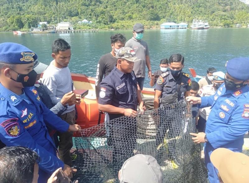 Kapal ikan menggunakan alat tangkap jaring berkantong sempat diduga menggunakan cantrang saat melaut di Natuna. 