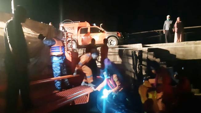 Tim SAR gabungan melakukan evakuasi terhadap tiga orang ABK yang tercebur ke laut. (Foto:SuaraSumut.id)