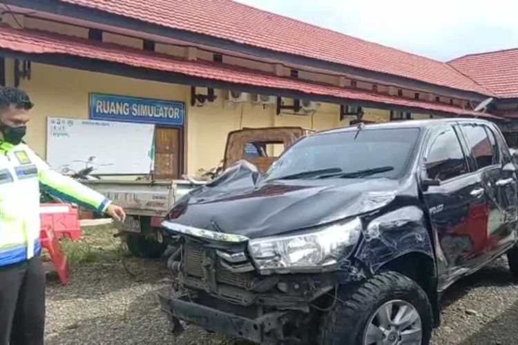 Mobil dinas warna hitam tampak mengalami kerusakan dan diamankan di Polres Seluma, Provinsi Bengkulu. (Foto:Kompas.com)