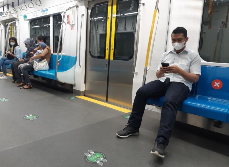 MRT Jakarta saat pandemi tempat duduk dan berdiri dibatasi dengan pemberian tanda.