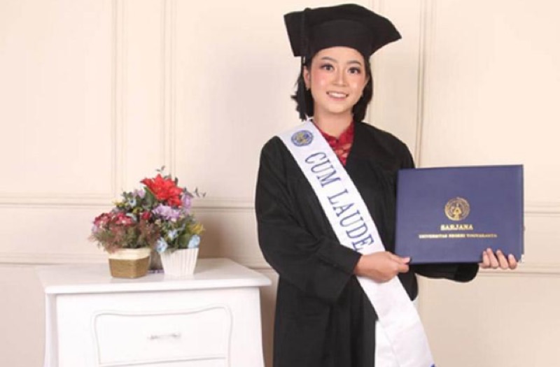 Olivia Nike Purnomo menjadi lulusan terbaik UNY dari Prodi Pendidikan Akuntansi. Foto: istimewa.