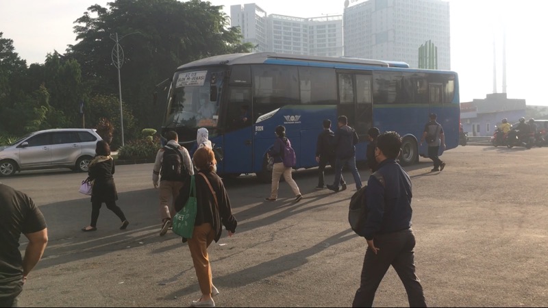 Calon penumpang berhamburan saat bus kota tiba di depan Gerbang Tol Bekasi Timur, Senin (14/3/2022). Foto: BeritaTrans.com