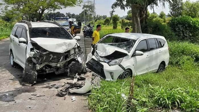 Toyota Avanza bertabrakan dengan Toyota Calya di Jalan Raya Hutan Kayu Putih, Kecamatan Dawarblandong, Kabupaten Mojokerto, Minggu (13/3/2022). (Foto:Surya.co.id)