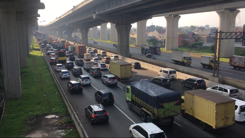 Kendaraan arah Tambun mengalami kemacetan cukup panjang di Tol Bekasi Timur, Senin (14/3/2022). Foto: BeritaTrans.com.