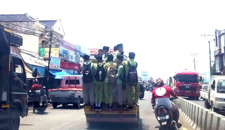 Ini protret buruk kegiatan bertransportasi yang setiap saat bisa dilihat di wilayah Kecamatan Karangampel, Kabupaten Indramayu, Jawa Barat. (Taryani)   