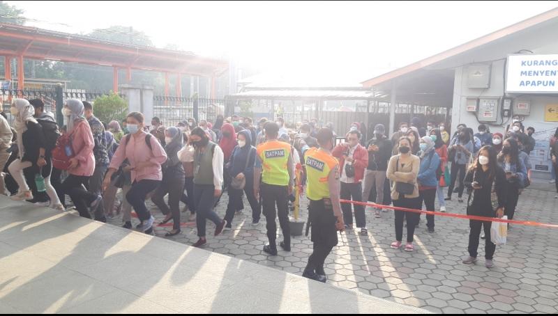 Suasana antrean tidak berlangsung lama di Stasiun Bekasi, Senin (14/3/2022).