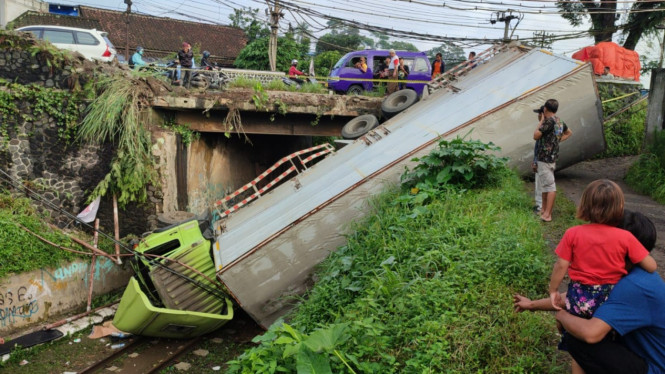Truk bermuatan  susu terjun bebas  ke bawah jembatan dan mengenai jalur kereta api Bogor-Sukabumi. (Foto:tvonenews)