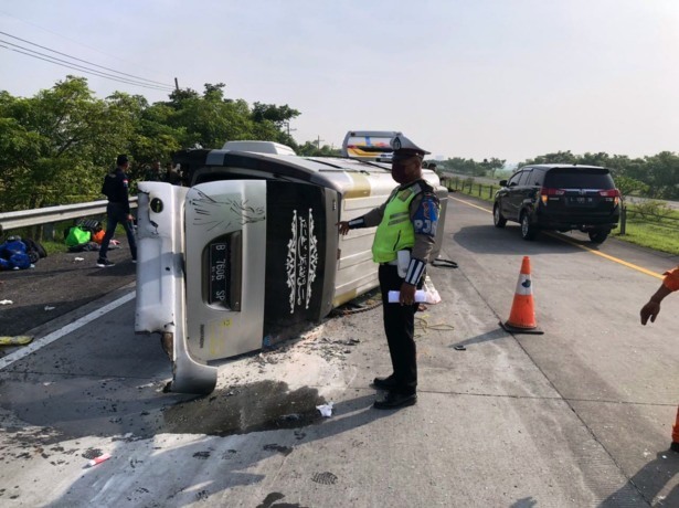 Mobil Elf terguling dalam kecelakaan di Tol Surabaya-Mojokerto (Tol Sumo). (Foto: RadarMojokerto)