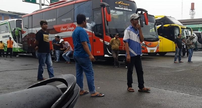Sejumlah karyawan tiketing sibuk menanti penumpang bus di Terminal Bekasi pada Selasa (15/3/2022).