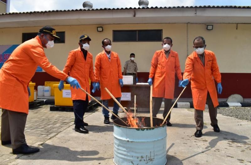 Pemusnahan ikan impor dari Jepang dan Kolombia di BKIPM Jakarta 1, Senin (14/3/2022).