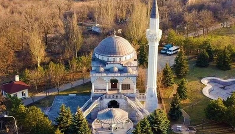 Masjid Sultan Suleiman di Kota Mariupol, Ukraina, masih berdiri tegak setelah dilaporkan menjadi target bombardir pasukan Rusia.